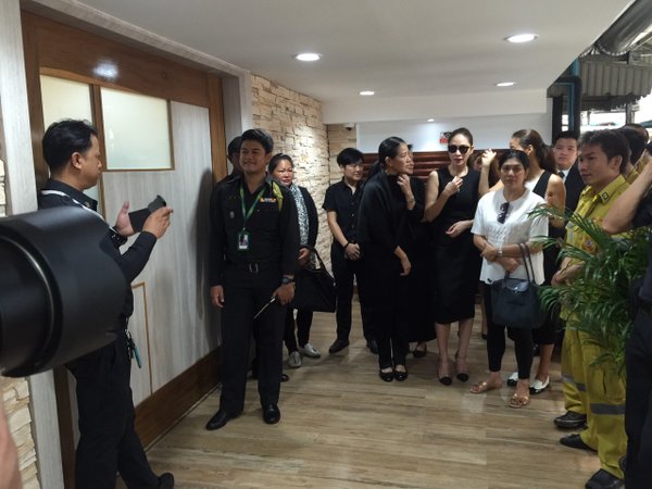 จิ๊ก เนาวรัตน์ แต่งหน้าศพ ปอ ทฤษฎี-เพื่อนดารา แฟนคลับ ร่วมส่งปอกลับบ้าน