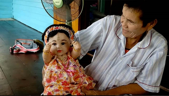 ยายวัย 75 เผยตุ๊กตาลูกเทพให้โชค ทำถูกหวยหลายหมื่น