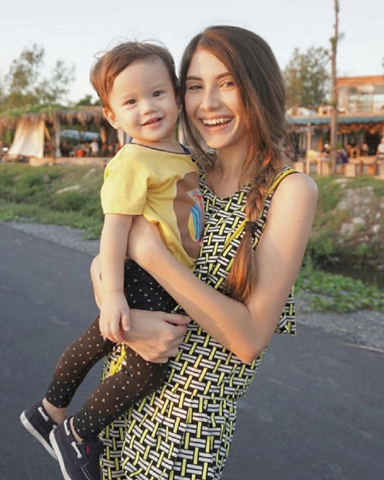 ซาร่า อดีตแฟนไมค์ พิรัชต์ โพสต์ขอความช่วยเหลือ หลังติดอยู่ที่สนามบินมาเลย์