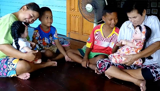 ยายวัย 75 เผยตุ๊กตาลูกเทพให้โชค ทำถูกหวยหลายหมื่น