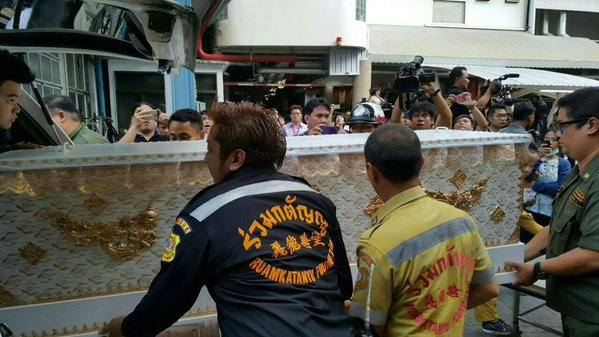 จิ๊ก เนาวรัตน์ แต่งหน้าศพ ปอ ทฤษฎี-เพื่อนดารา แฟนคลับ ร่วมส่งปอกลับบ้าน