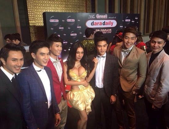 เอมมี่ อมลวรรณ โชว์นมเวรี่บิ๊กไซส์ กับชุดแหวกอกภูเขาไฟ แย่งซีนทั้งงาน