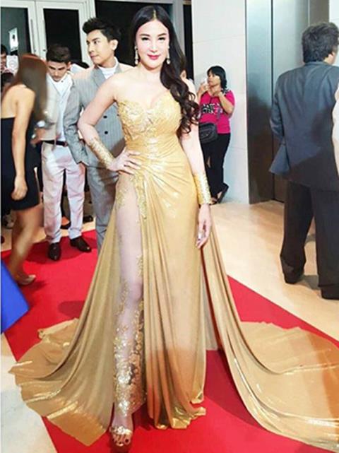 เปิ้ล ไอริณ ทำสียววาบ น้องสาวโผล่ยิ้มกลางงาน 