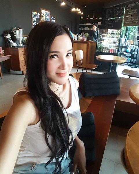 เปิ้ล ไอริณ ทำสียววาบ น้องสาวโผล่ยิ้มกลางงาน