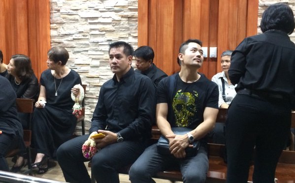 จิ๊ก เนาวรัตน์ แต่งหน้าศพ ปอ ทฤษฎี-เพื่อนดารา แฟนคลับ ร่วมส่งปอกลับบ้าน