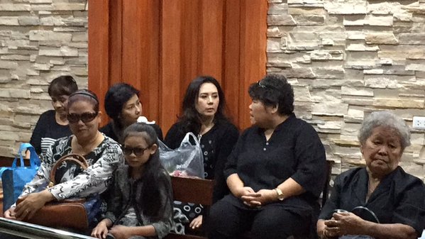 จิ๊ก เนาวรัตน์ แต่งหน้าศพ ปอ ทฤษฎี-เพื่อนดารา แฟนคลับ ร่วมส่งปอกลับบ้าน