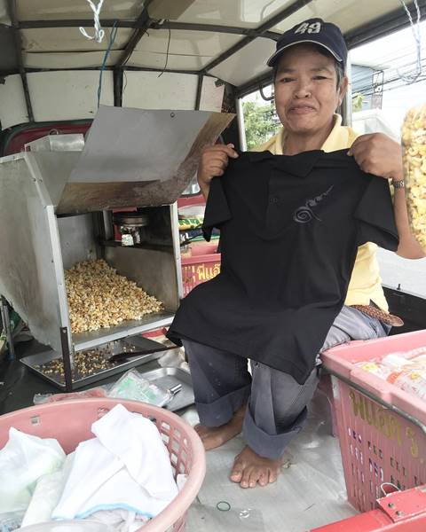 ณเดชน์ พร้อมคุณพ่อคุณแม่ ขอทำดีเพื่อพ่อ ทำเสื้อดำแจก ณเดชน์ พร้อมคุณพ่อคุณแม่ ขอทำดีเพื่อพ่อ ทำเสื้อดำแจก