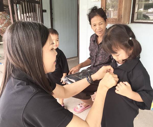 ณเดชน์ พร้อมคุณพ่อคุณแม่ ขอทำดีเพื่อพ่อ ทำเสื้อดำแจก ณเดชน์ พร้อมคุณพ่อคุณแม่ ขอทำดีเพื่อพ่อ ทำเสื้อดำแจก