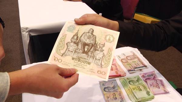 หมดเกลี้ยง ! แห่แลกธนบัตรที่ระลึกในหลวง ร.9-บางรายมารอตั้งแต่เที่ยงคืน