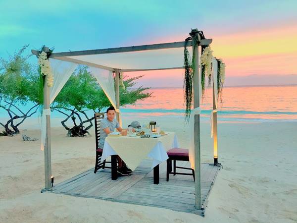 จับผิดภาพ ปู แบล็คเฮด เที่ยวทะเล หรือจะไปกับสาวคนนี้ ?