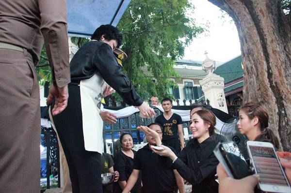 ชมพู่ อารยา ปลื้มใจที่สุดในชีวิต รับประทานไก่ทอด จากพระองค์โสมฯ