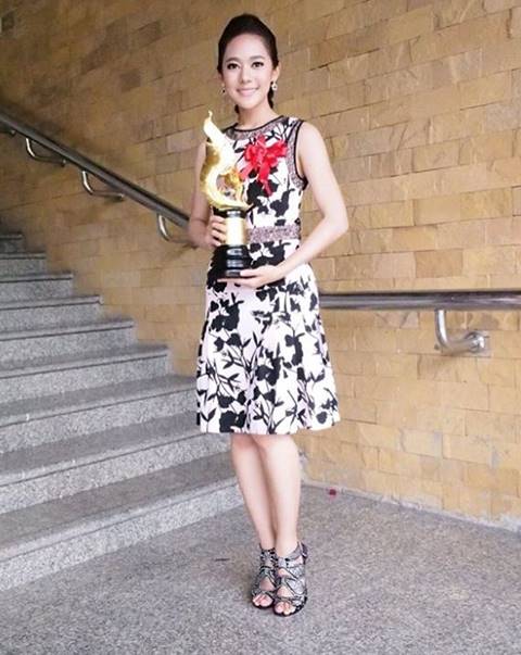 ทับทิม อัญรินทร์ ทั้งสวยทั้งเก่ง รับปริญญาใบที่ 2 จากเอแบค !