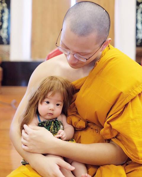 โซเชียลถกสนั่น พระบี้ อุ้มลูกสาว น้องเป่าเปา อาบัติหรือไม่ ?