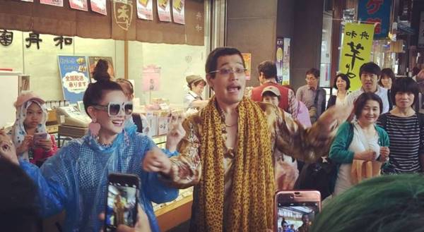 ดิว อริสรา โชว์แดนซ์สุดมัน กับเจ้าของเพลง PPAP ตัวจริงเสียงจริง 