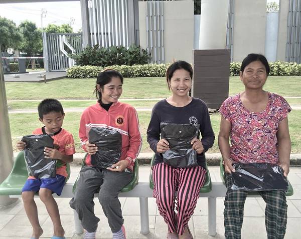 ณเดชน์ พร้อมคุณพ่อคุณแม่ ขอทำดีเพื่อพ่อ ทำเสื้อดำแจก