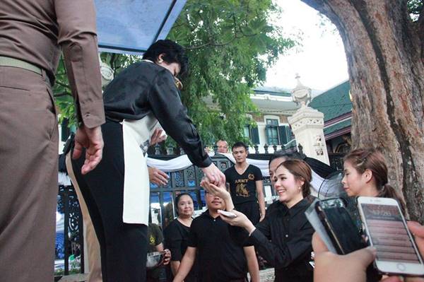 ชมพู่ อารยา ปลื้มใจที่สุดในชีวิต รับประทานไก่ทอด จากพระองค์โสมฯ