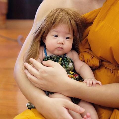 โซเชียลถกสนั่น พระบี้ อุ้มลูกสาว น้องเป่าเปา อาบัติหรือไม่ ?