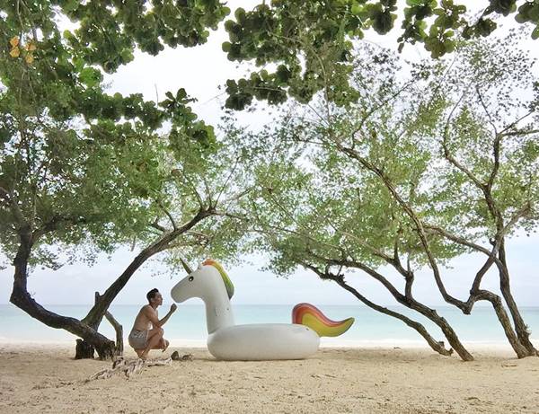 จับผิดภาพ ปู แบล็คเฮด เที่ยวทะเล หรือจะไปกับสาวคนนี้ ?