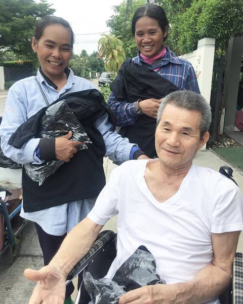 ณเดชน์ พร้อมคุณพ่อคุณแม่ ขอทำดีเพื่อพ่อ ทำเสื้อดำแจก ณเดชน์ พร้อมคุณพ่อคุณแม่ ขอทำดีเพื่อพ่อ ทำเสื้อดำแจก 