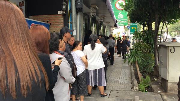 หมดเกลี้ยง ! แห่แลกธนบัตรที่ระลึกในหลวง ร.9-บางรายมารอตั้งแต่เที่ยงคืน