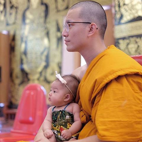 โซเชียลถกสนั่น พระบี้ อุ้มลูกสาว น้องเป่าเปา อาบัติหรือไม่ ?