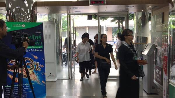 หมดเกลี้ยง ! แห่แลกธนบัตรที่ระลึกในหลวง ร.9-บางรายมารอตั้งแต่เที่ยงคืน