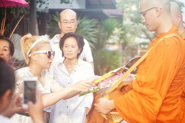 โซเชียลถกสนั่น พระบี้ อุ้มลูกสาว น้องเป่าเปา อาบัติหรือไม่ ?