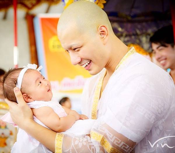 โซเชียลถกสนั่น พระบี้ อุ้มลูกสาว น้องเป่าเปา อาบัติหรือไม่ ?