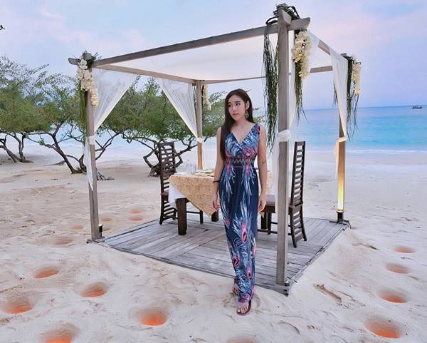 จับผิดภาพ ปู แบล็คเฮด เที่ยวทะเล หรือจะไปกับสาวคนนี้ ?