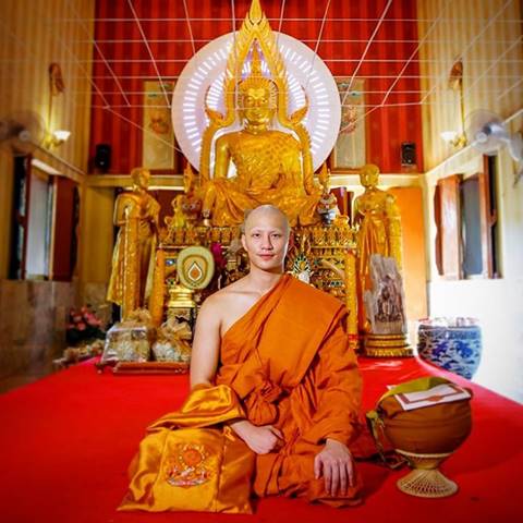 โซเชียลถกสนั่น พระบี้ อุ้มลูกสาว น้องเป่าเปา อาบัติหรือไม่ ?