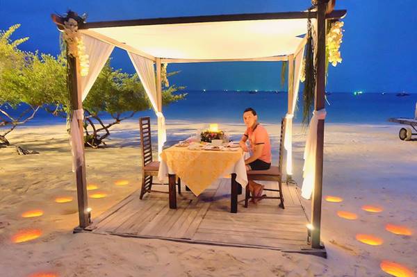 จับผิดภาพ ปู แบล็คเฮด เที่ยวทะเล หรือจะไปกับสาวคนนี้ ?