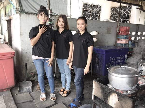 ณเดชน์ พร้อมคุณพ่อคุณแม่ ขอทำดีเพื่อพ่อ ทำเสื้อดำแจก ณเดชน์ พร้อมคุณพ่อคุณแม่ ขอทำดีเพื่อพ่อ ทำเสื้อดำแจก