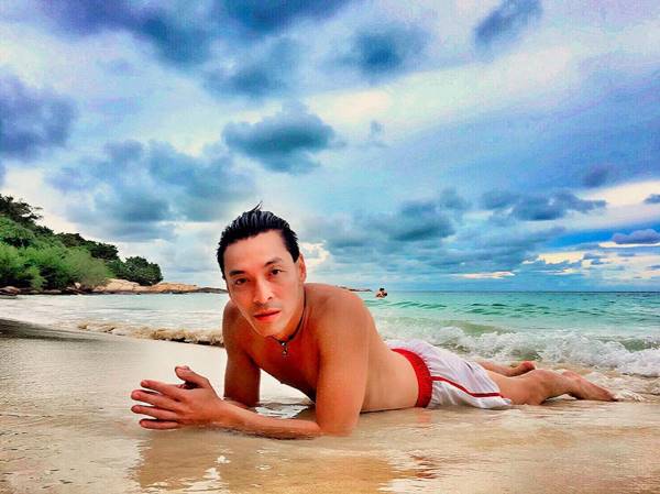 จับผิดภาพ ปู แบล็คเฮด เที่ยวทะเล หรือจะไปกับสาวคนนี้ ?