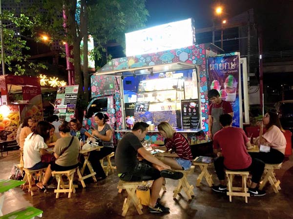 ร้านอาหารจานยักษ์