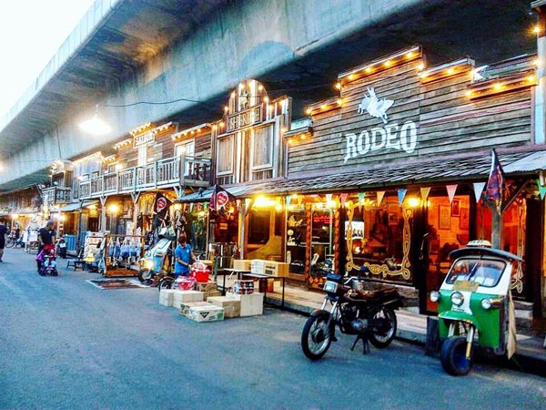 เที่ยวตามเส้นทางรถไฟฟ้าสายสีม่วง