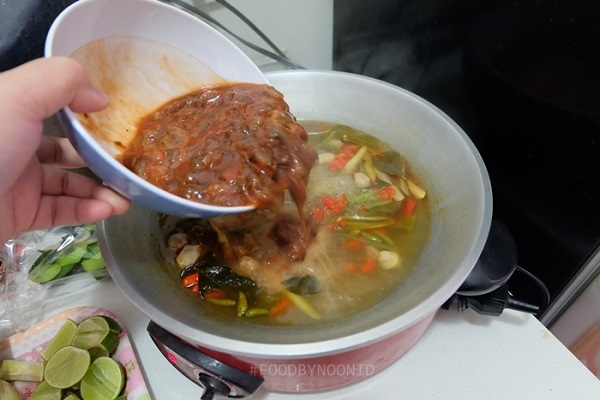 มาม่าต้มยำมันกุ้งหม้อไฟ