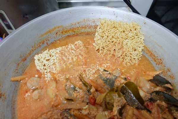 มาม่าต้มยำมันกุ้งหม้อไฟ