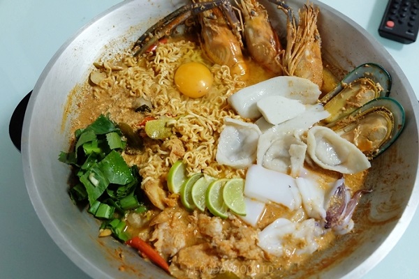 มาม่าต้มยำมันกุ้งหม้อไฟ
