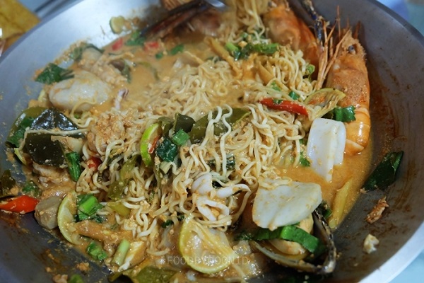 มาม่าต้มยำมันกุ้งหม้อไฟ