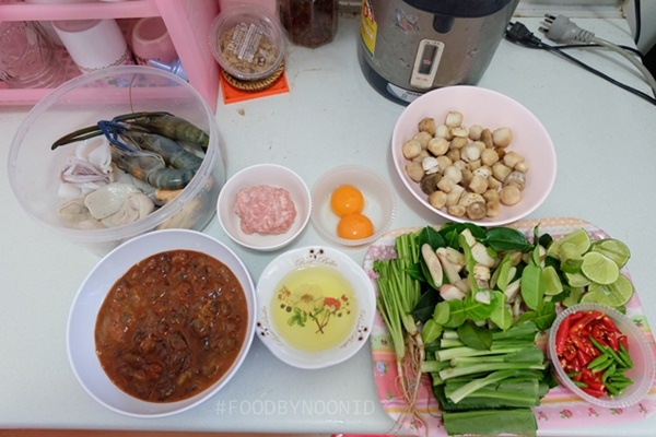 มาม่าต้มยำมันกุ้งหม้อไฟ