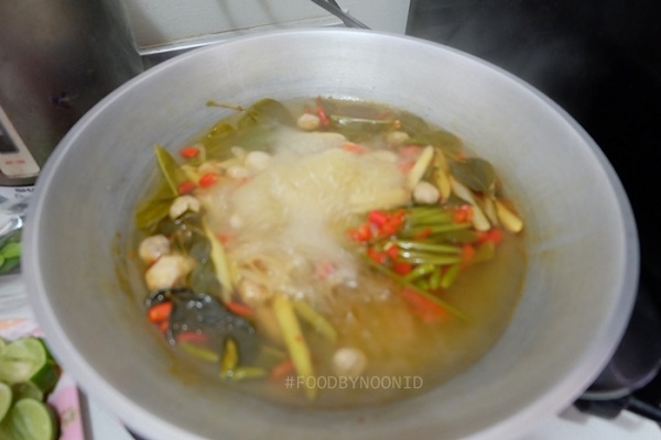 มาม่าต้มยำมันกุ้งหม้อไฟ