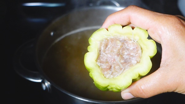 แกงจืดมะระยัดไส้หมูสับ