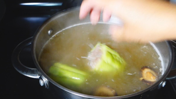 แกงจืดมะระยัดไส้หมูสับ