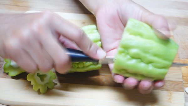 แกงจืดมะระยัดไส้หมูสับ