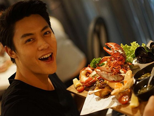 ดาราชายปากน่าจูบ