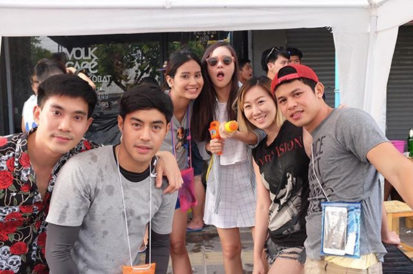 ออม สุชาร์ รับควง ท็อป จรณ เล่นน้ำสงกรานต์ ยันสถานะแค่เพื่อน