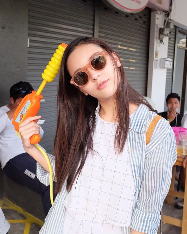 ออม สุชาร์ รับควง ท็อป จรณ เล่นน้ำสงกรานต์ ยันสถานะแค่เพื่อน