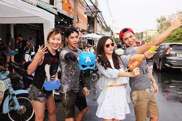 ออม สุชาร์ รับควง ท็อป จรณ เล่นน้ำสงกรานต์ ยันสถานะแค่เพื่อน