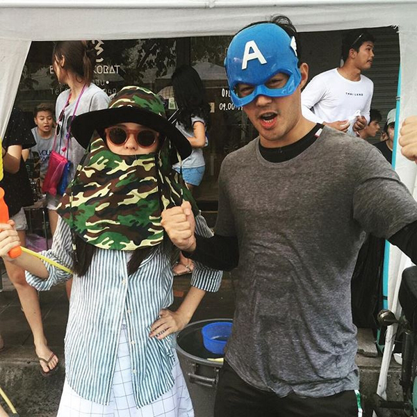 ออม สุชาร์ รับควง ท็อป จรณ เล่นน้ำสงกรานต์ ยันสถานะแค่เพื่อน