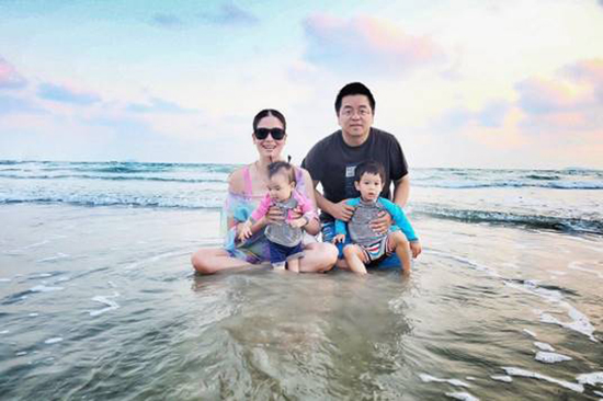 น้องมาริลิน ลูกสาวเมย์ มาริษา เที่ยวทะเลเริงร่า